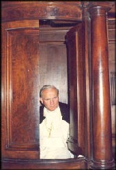 El Papa Juan Pablo II confesando