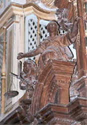La justicia. Alegoría en la catedral de Cuenca (España)
